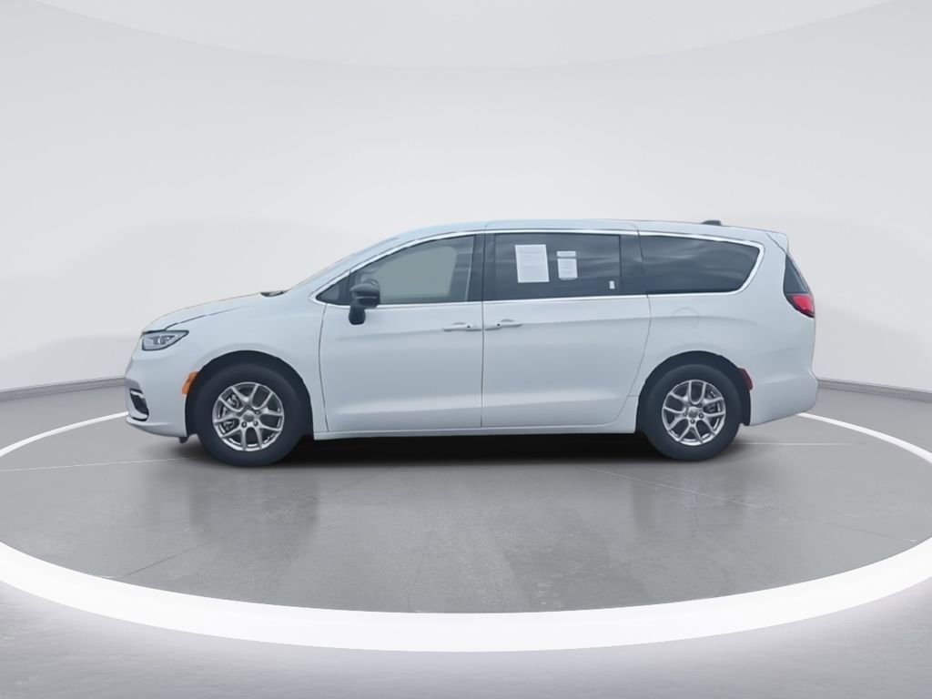 Used 2024 Chrysler Pacifica Touring-L FWD image 5
