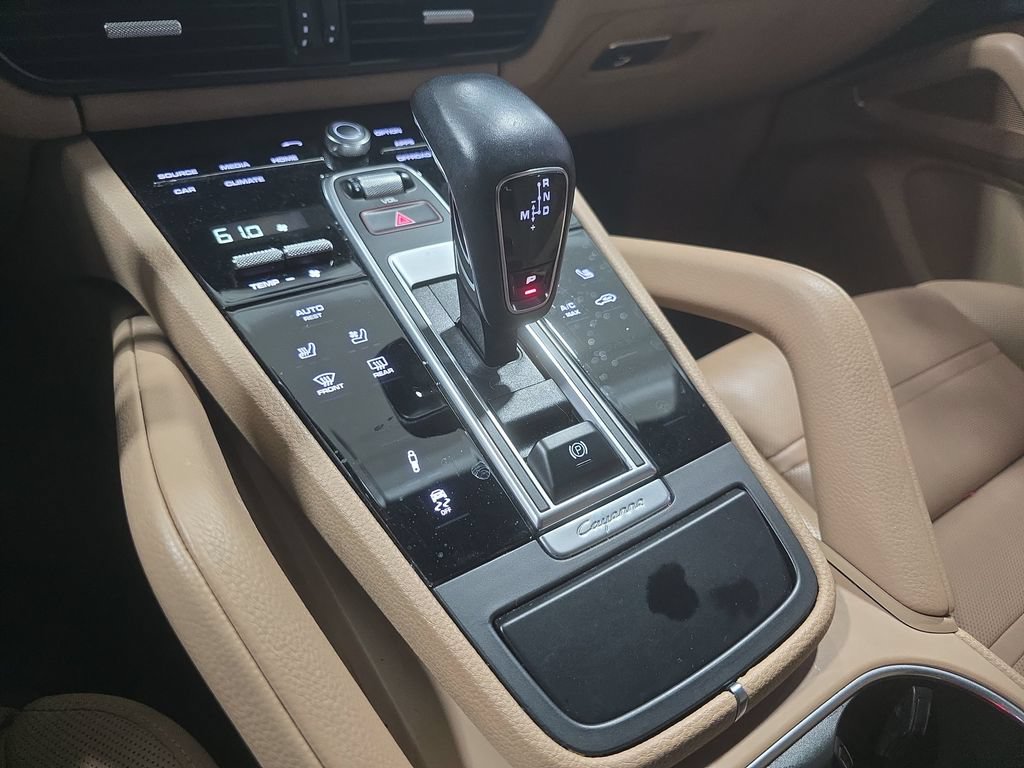 Used 2022 Porsche Cayenne AWD/4WD image 17