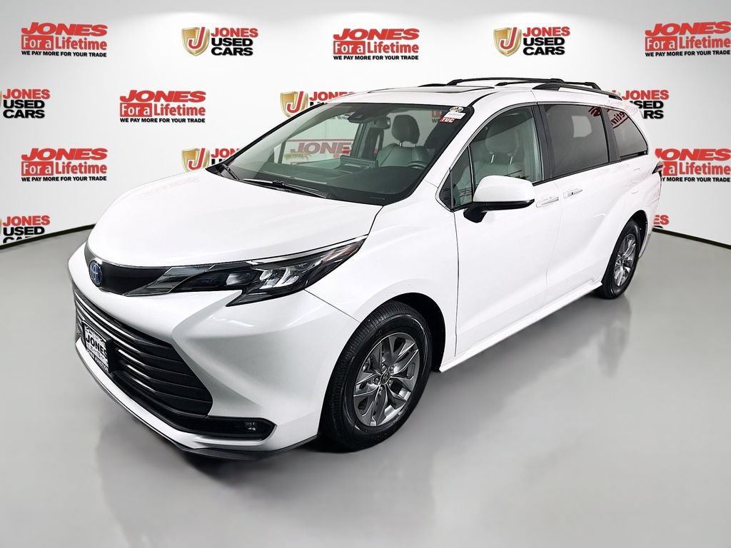 Certified 2025 Toyota Sienna XLE AWD/4WD image 14