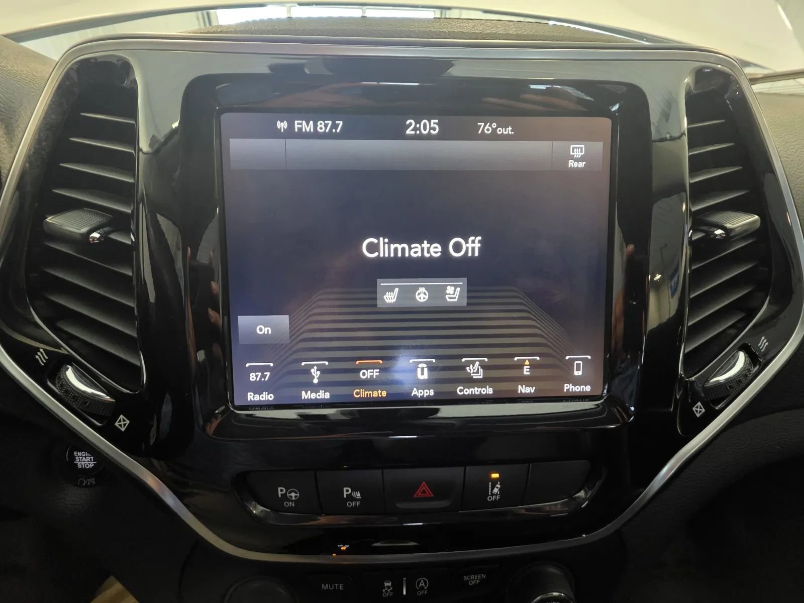 Used 2019 Jeep Cherokee Limited w/ Luxury Group AWD/4WD image 32