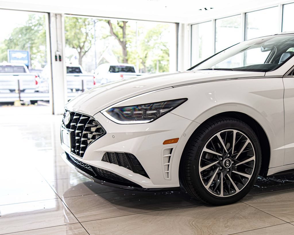 Used 2022 Hyundai Sonata Limited w/ Cargo Package FWD image 4
