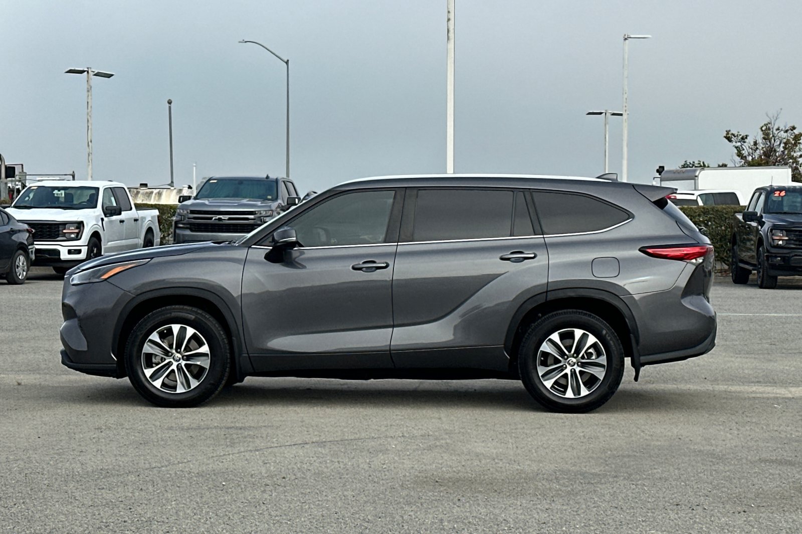 Used 2023 Toyota Highlander XLE AWD/4WD image 7