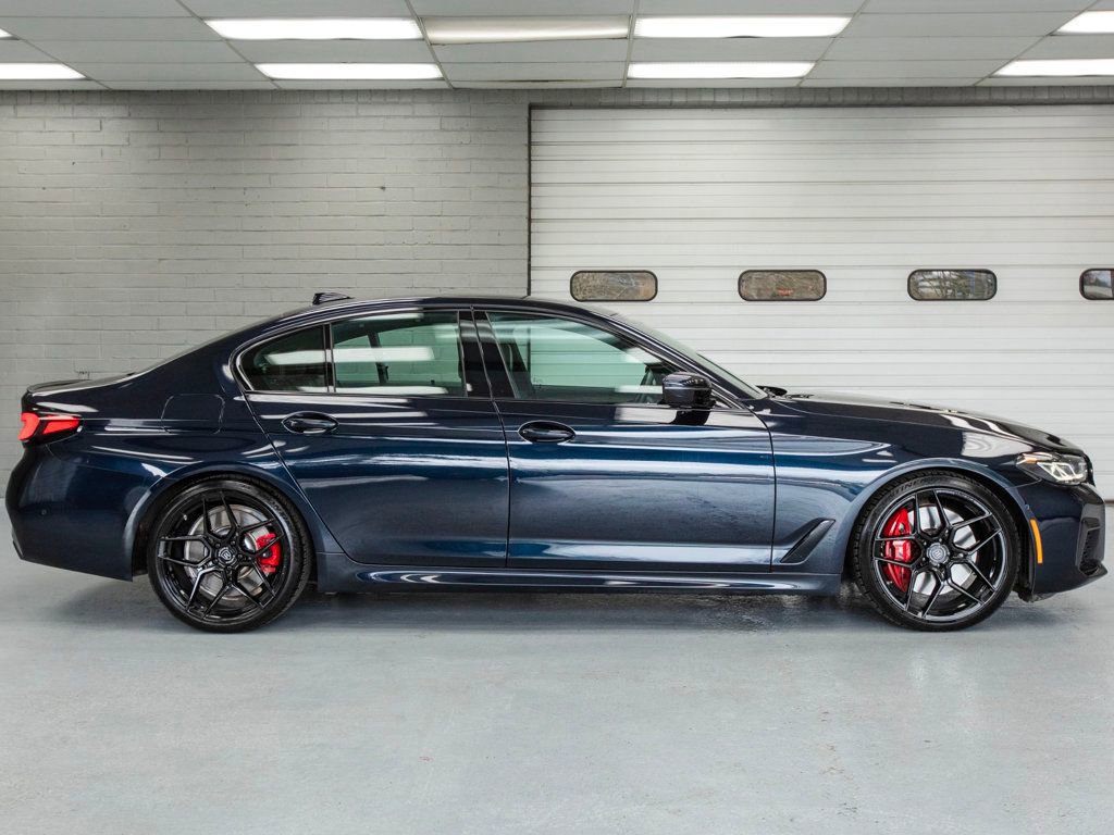 Used 2022 BMW M550i xDrive w/ Dynamic Handling Package image 3