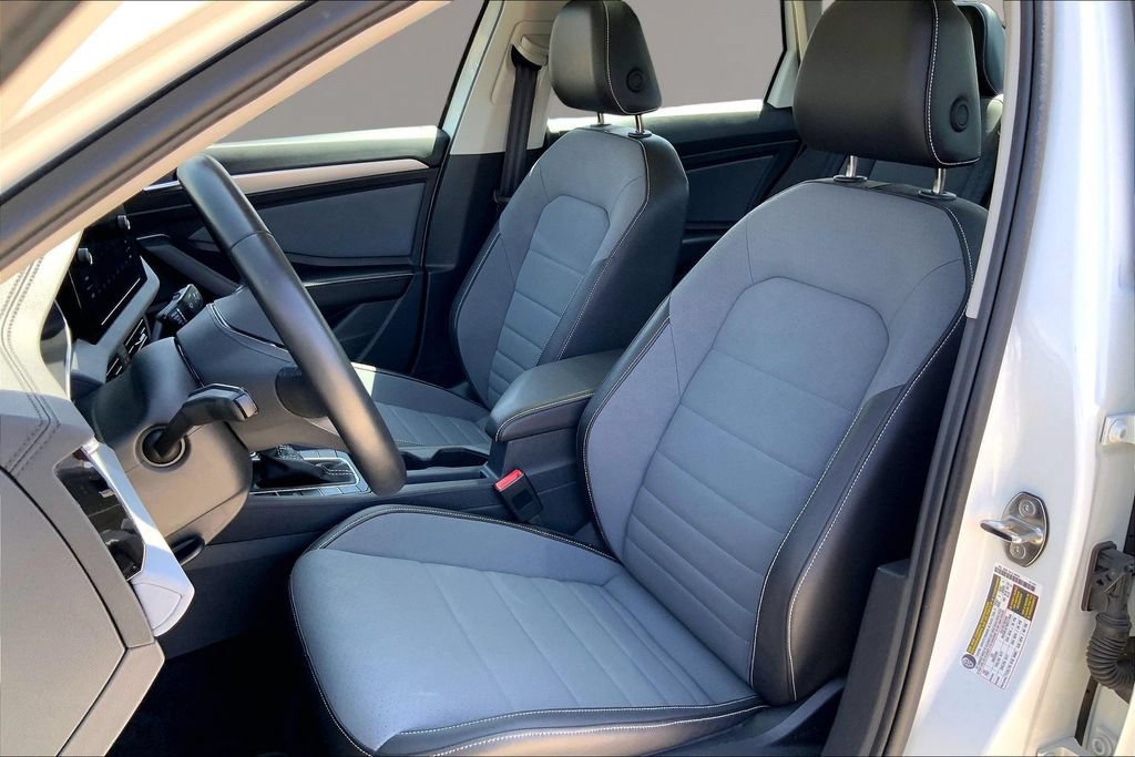 Certified 2025 Volkswagen Jetta SE w/ Sunroof Package FWD image 24