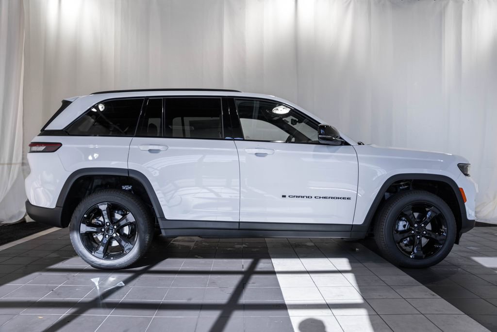 New 2025 Jeep Grand Cherokee Limited w/ Luxury Tech Group II image 3