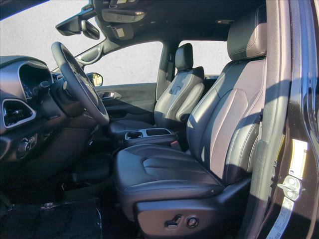 Used 2025 Chrysler Pacifica Select image 15
