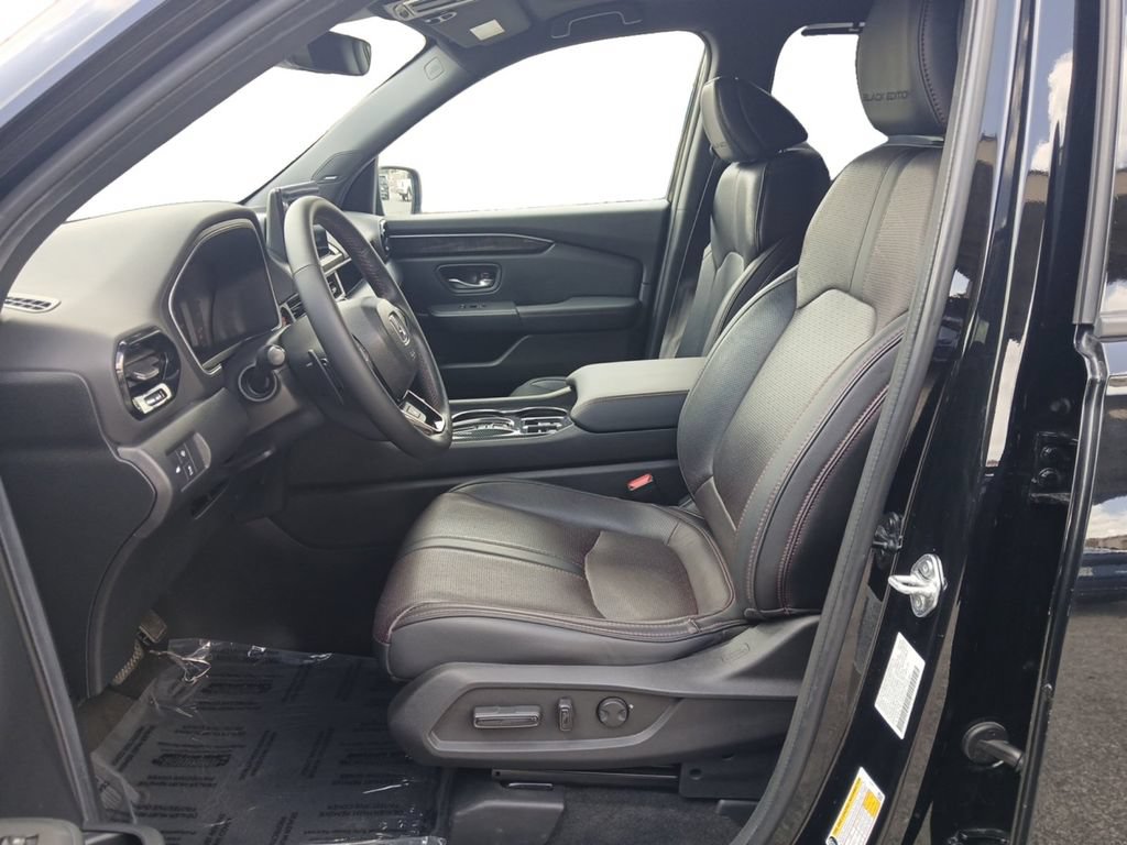 Used 2025 Honda Pilot Black Edition image 9