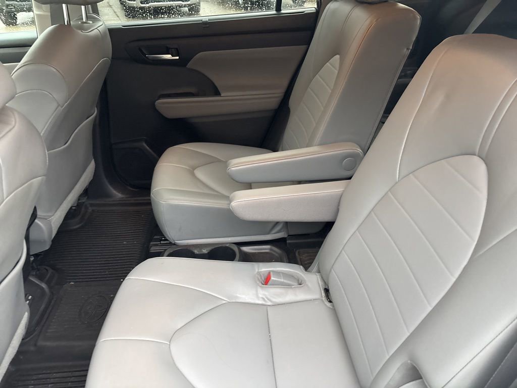 Used 2022 Toyota Highlander XLE image 13