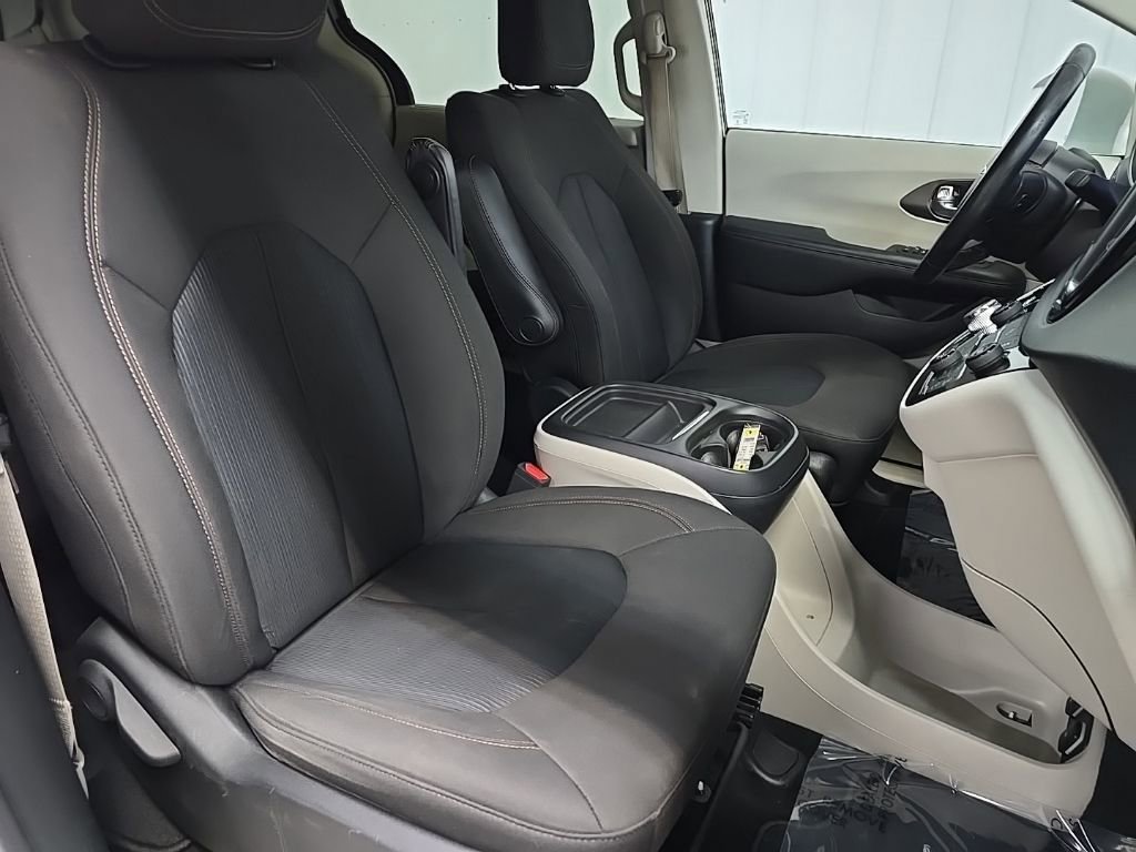 Used 2020 Chrysler Pacifica Touring w/ Tire & Wheel Group image 12