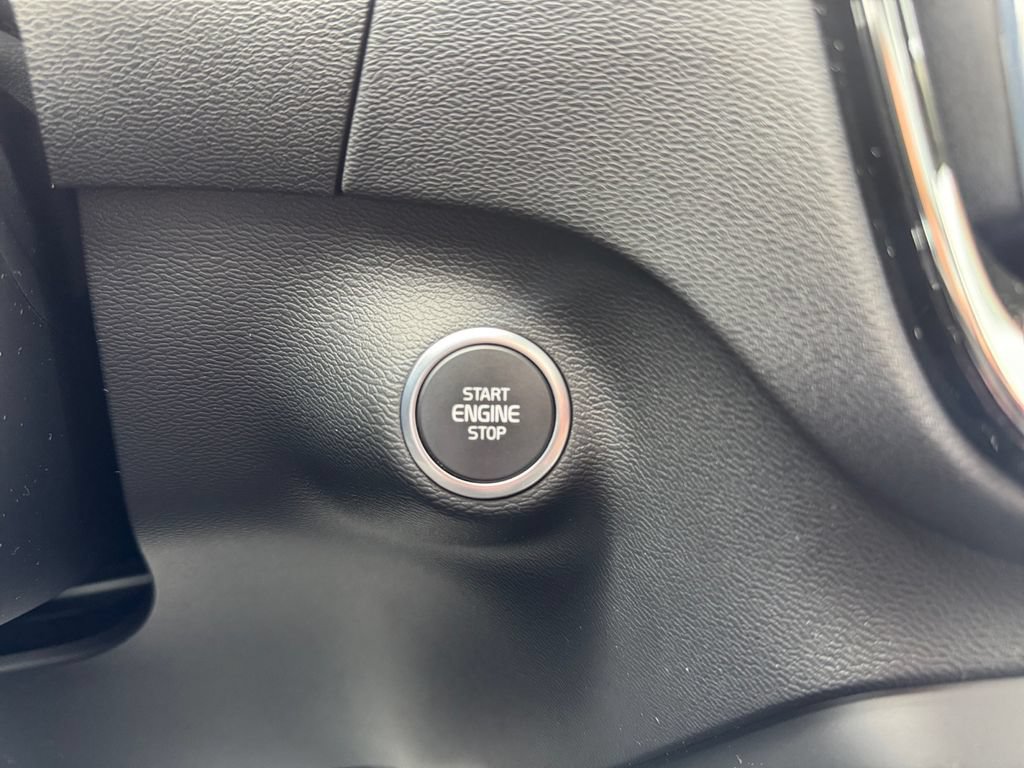Certified 2026 Volvo XC40 B5 Plus AWD/4WD image 18