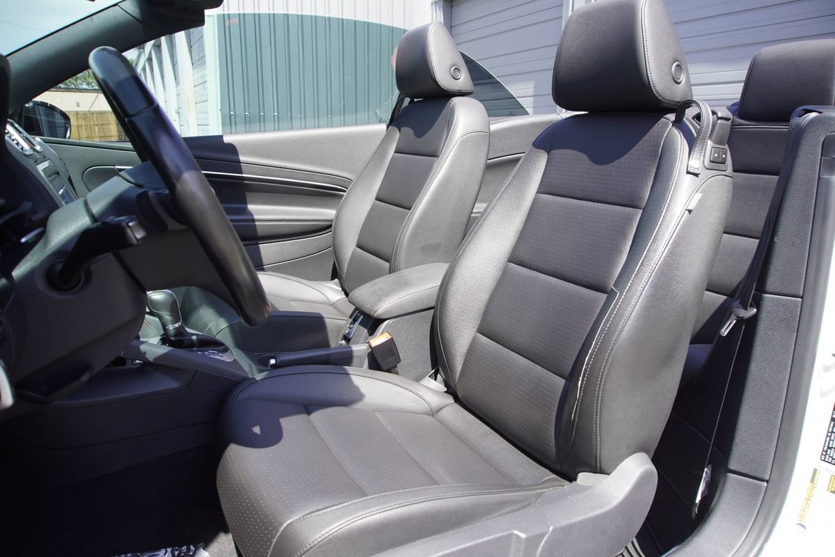 Used 2013 Volkswagen Eos FWD image 12