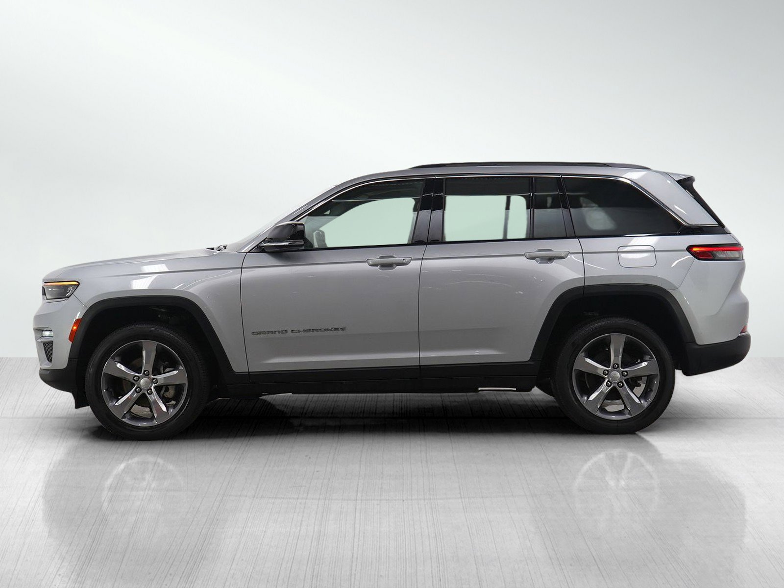 Used 2022 Jeep Grand Cherokee Limited image 2