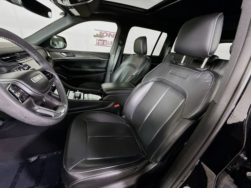 Used 2023 Jeep Grand Cherokee Overland AWD/4WD image 28