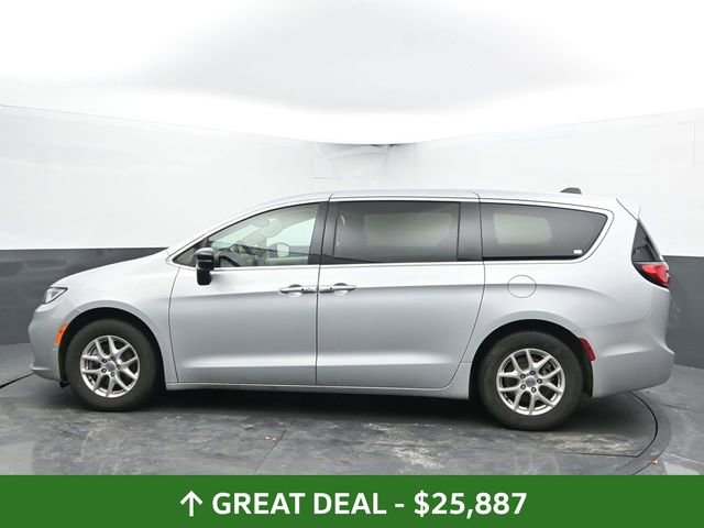 Used 2024 Chrysler Pacifica Touring-L image 8