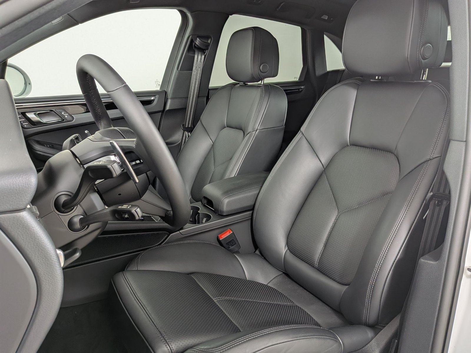 New 2025 Porsche Macan AWD/4WD image 5