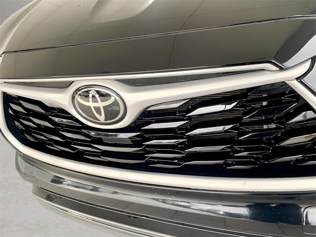 Used 2024 Toyota Highlander XLE image 2