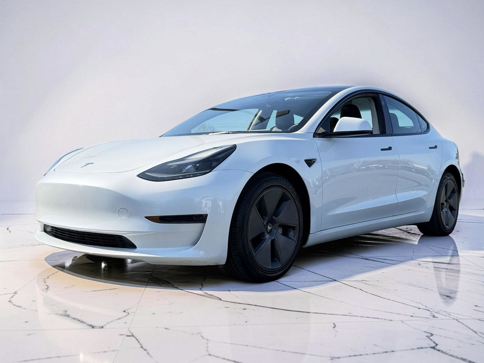 Used 2023 Tesla Model 3 Standard Range image 4