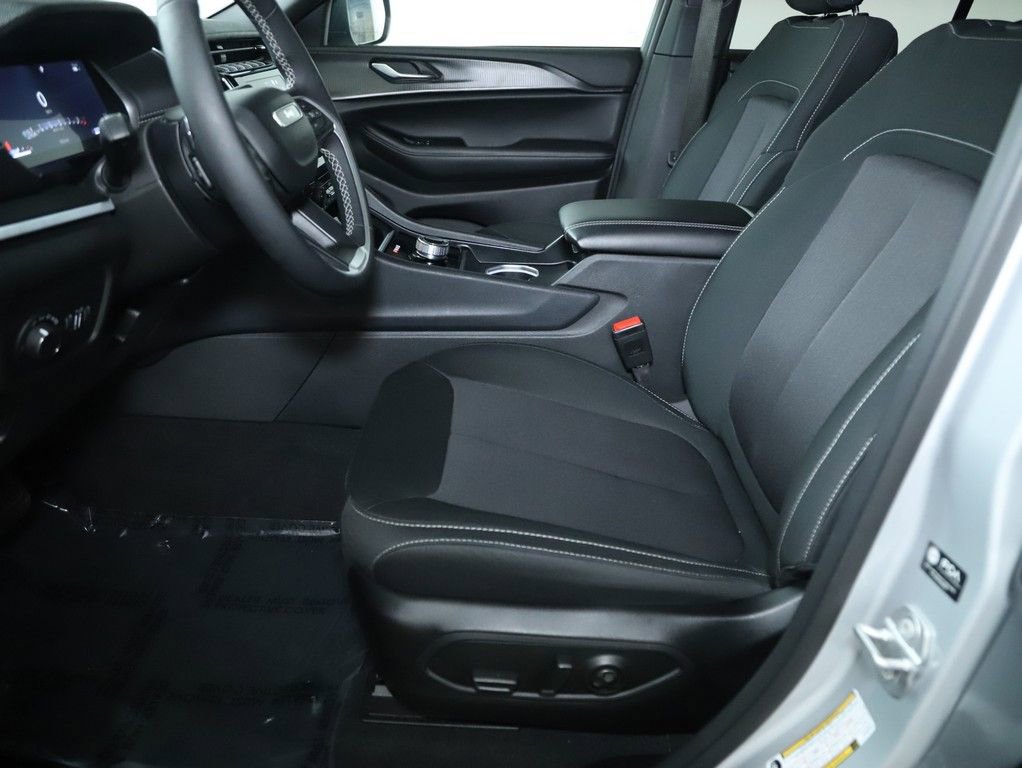 Used 2025 Jeep Grand Cherokee Laredo X image 18