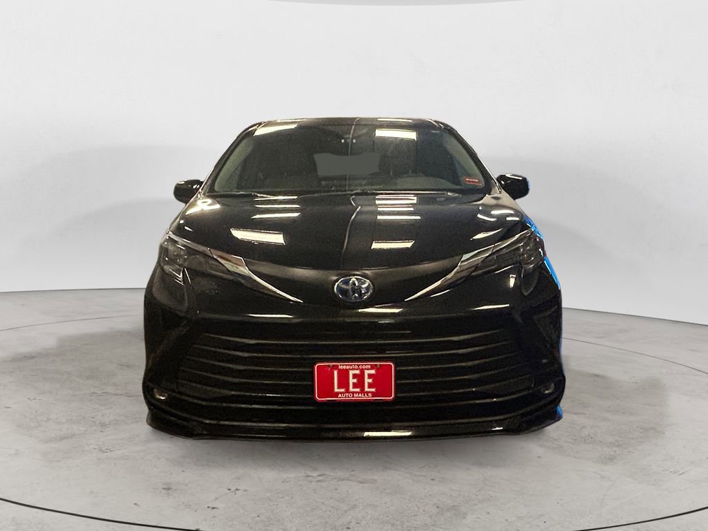 Used 2025 Toyota Sienna XLE image 8