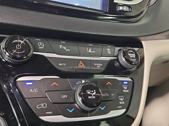 Used 2023 Chrysler Pacifica Touring-L image 21
