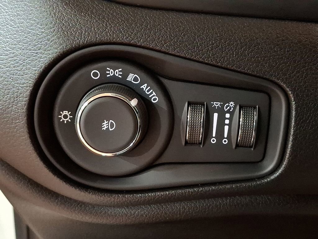 Used 2020 Jeep Renegade Latitude w/ Cold Weather Group image 22