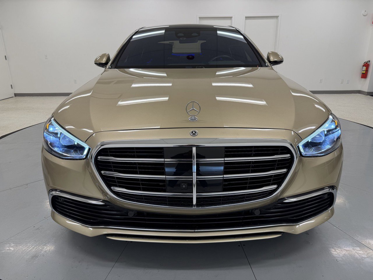 Used 2022 Mercedes-Benz S 580 4MATIC Sedan image 2