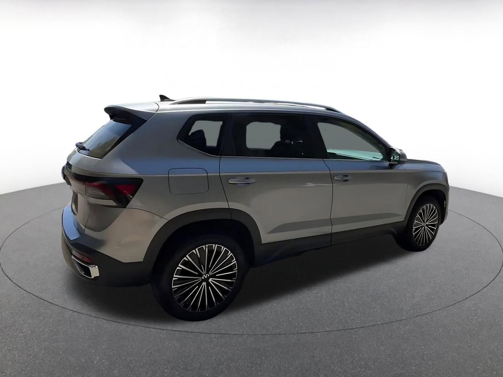 Used 2025 Volkswagen Taos SE image 15