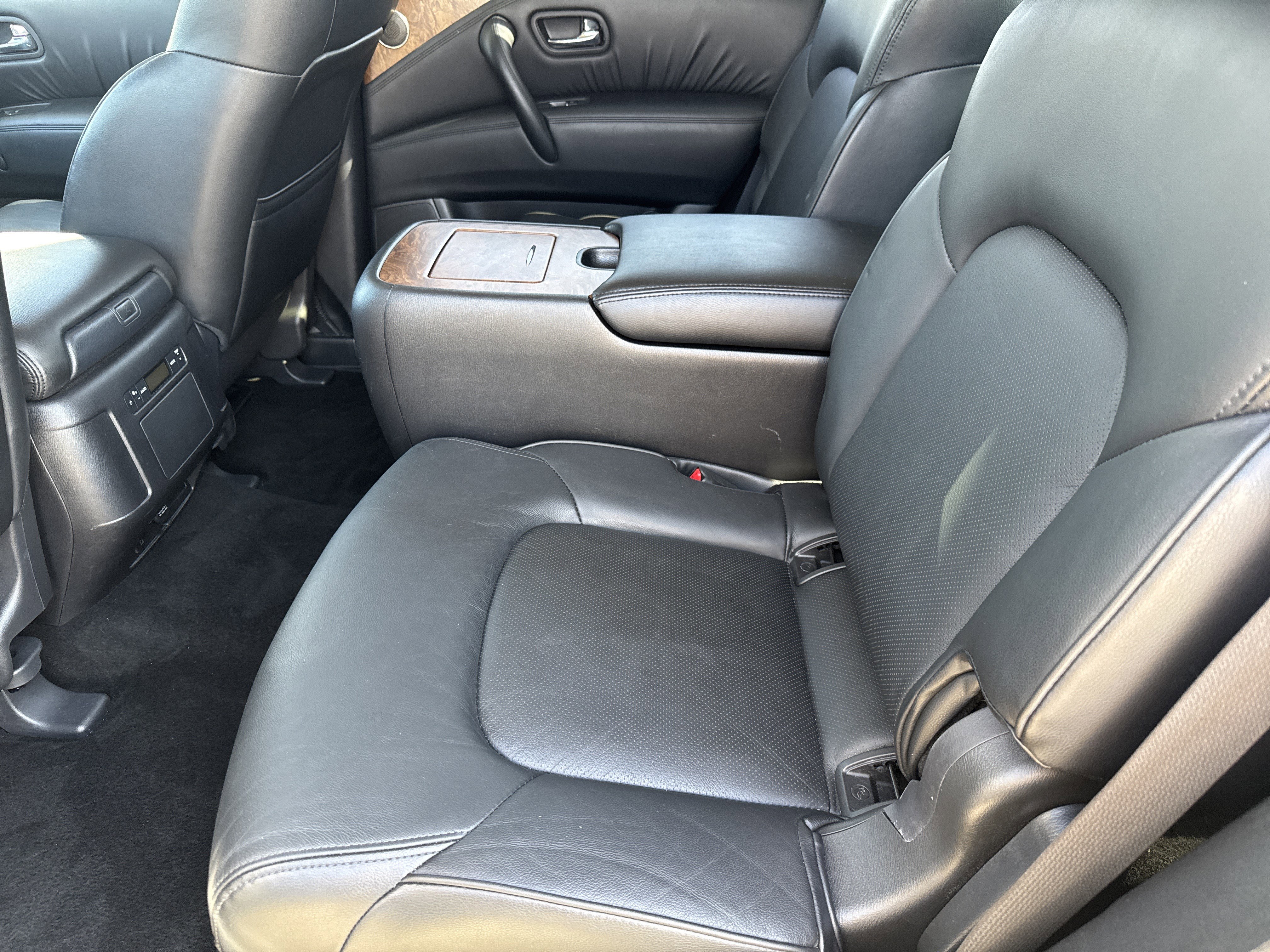 Used 2024 Nissan Armada SL w/ Captain's Chairs Package image 6