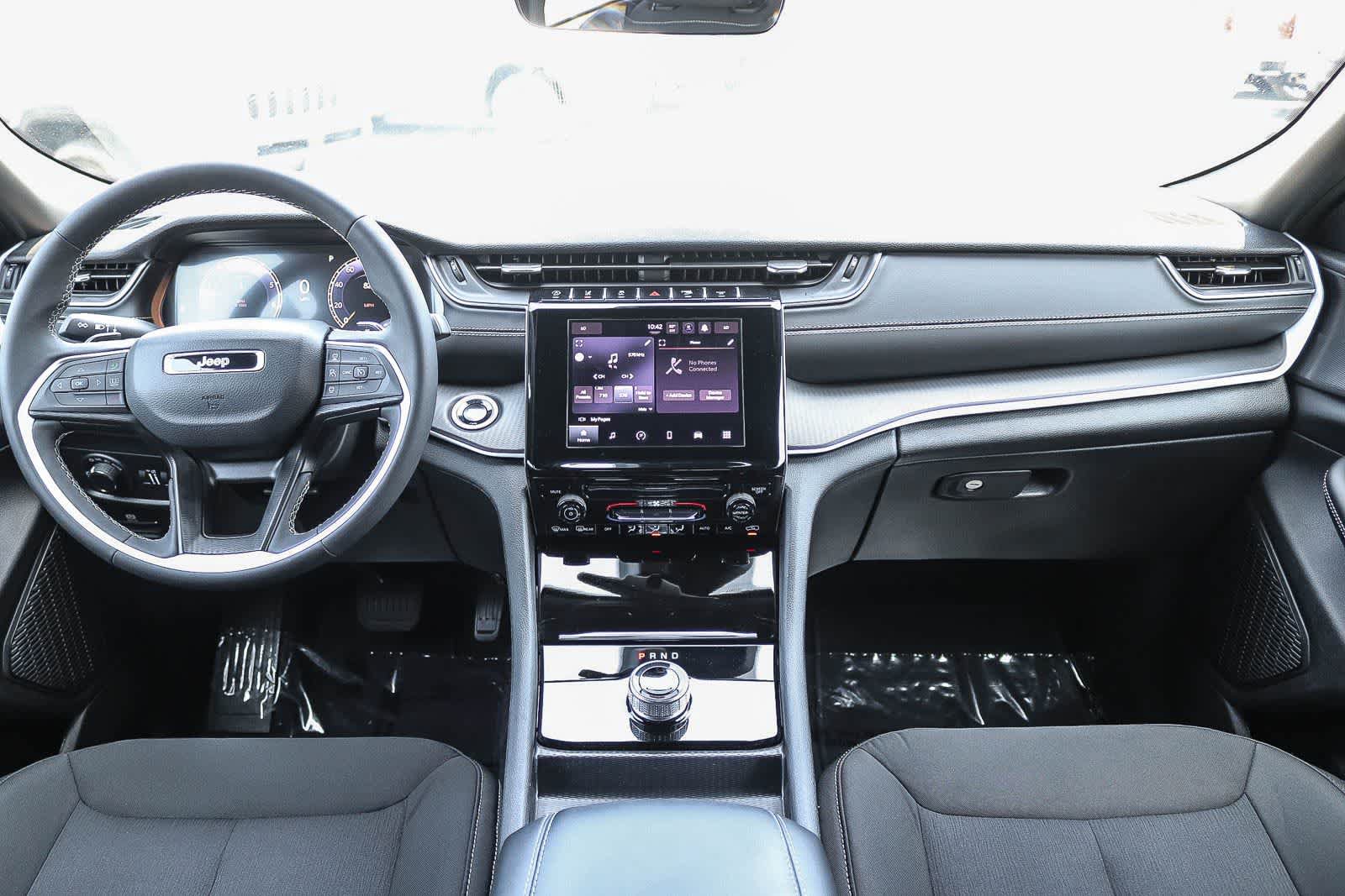 Used 2025 Jeep Grand Cherokee Laredo X RWD image 12