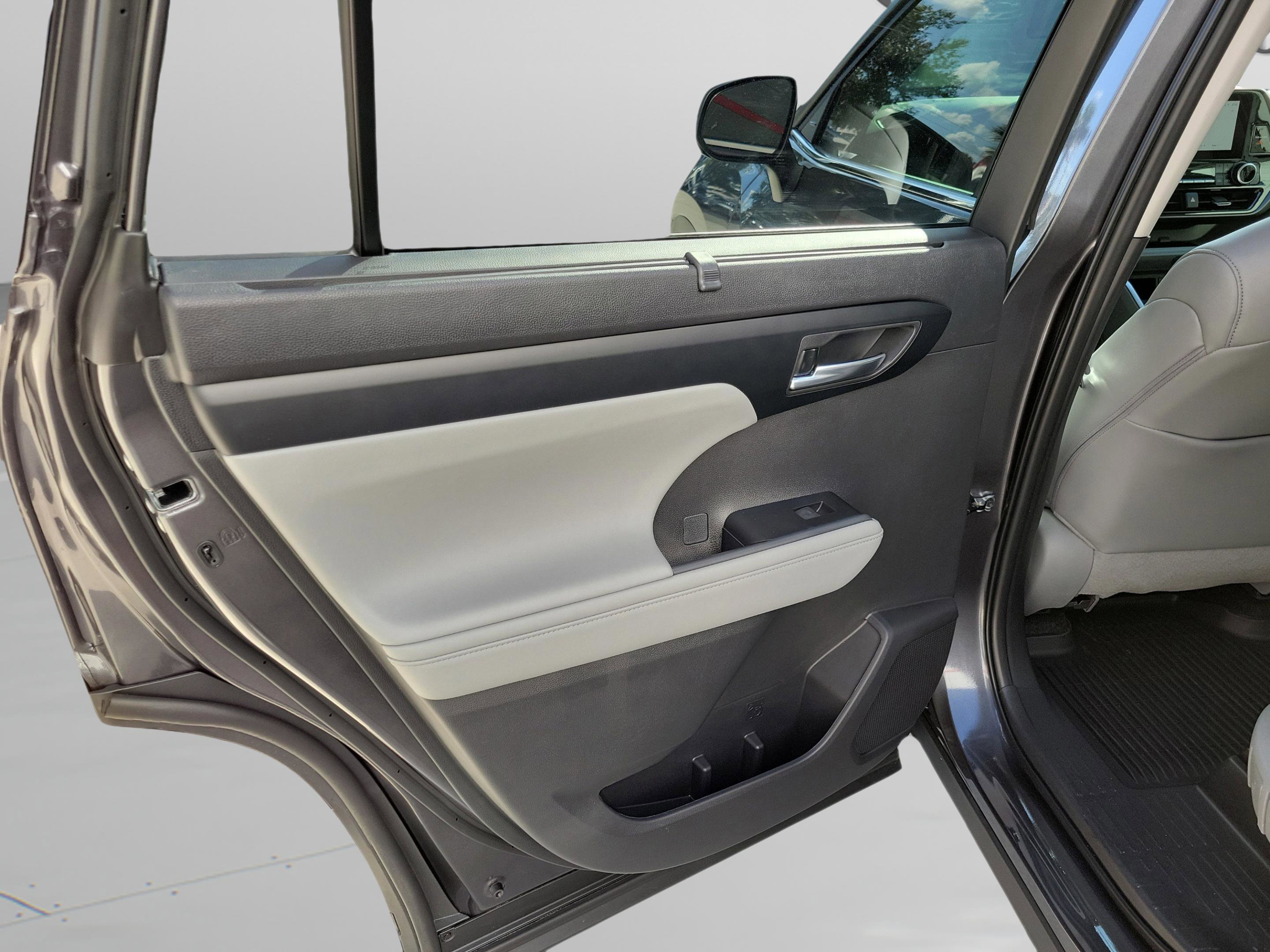 Certified 2025 Toyota Highlander XLE AWD/4WD image 18