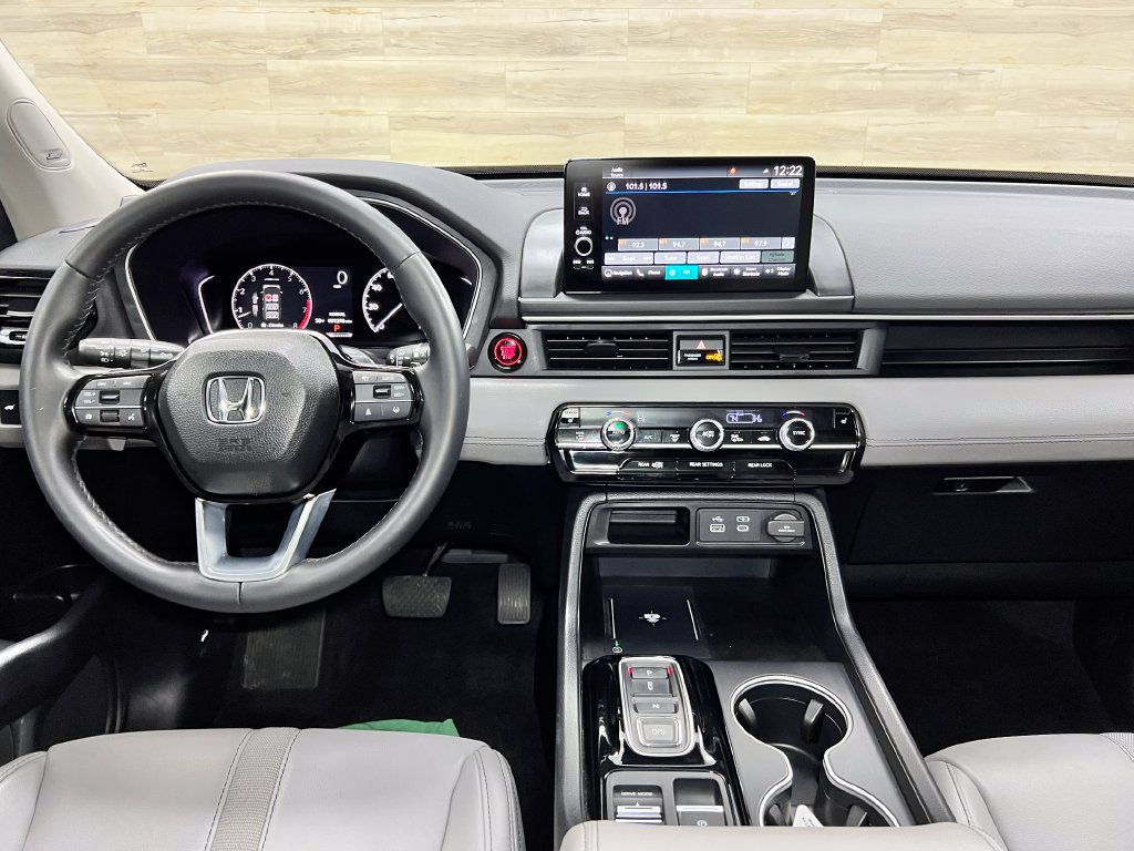 Used 2025 Honda Pilot Touring image 2