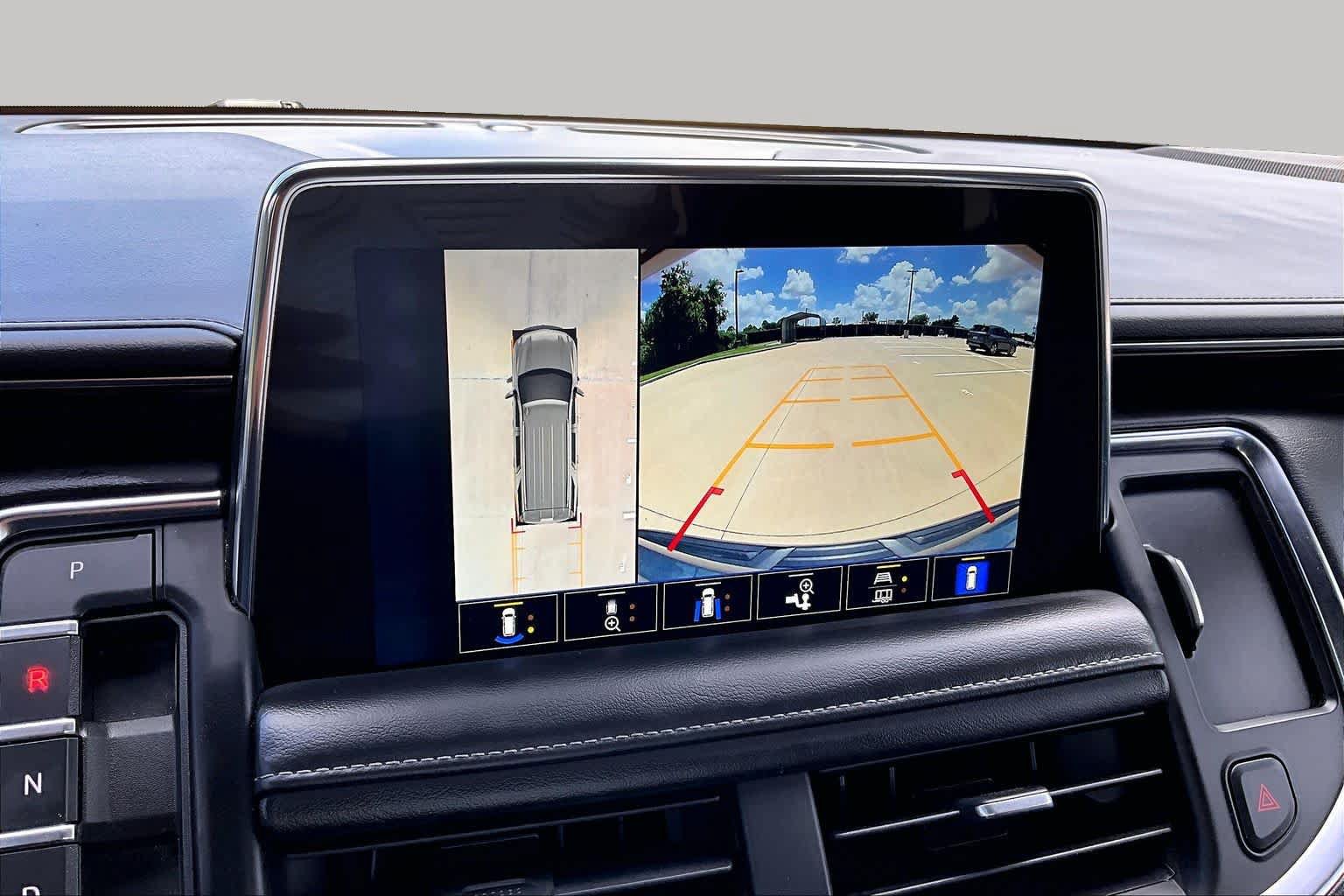 Used 2022 Chevrolet Suburban LT w/ Luxury Package RWD image 27