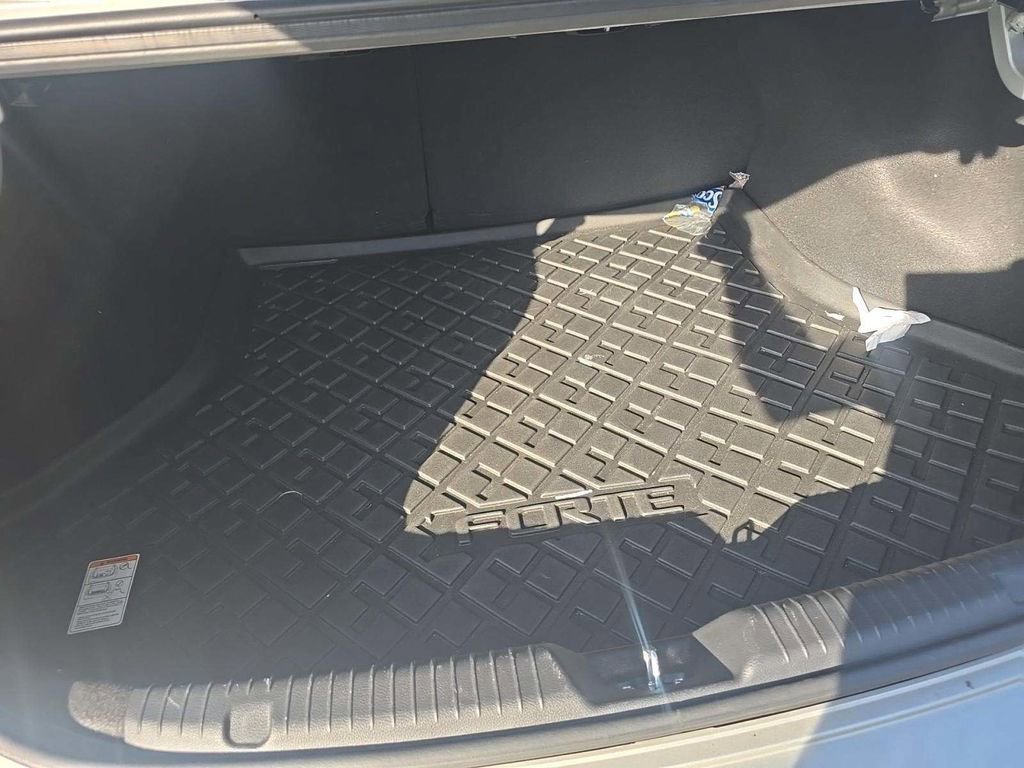 Used 2017 Kia Forte LX image 11