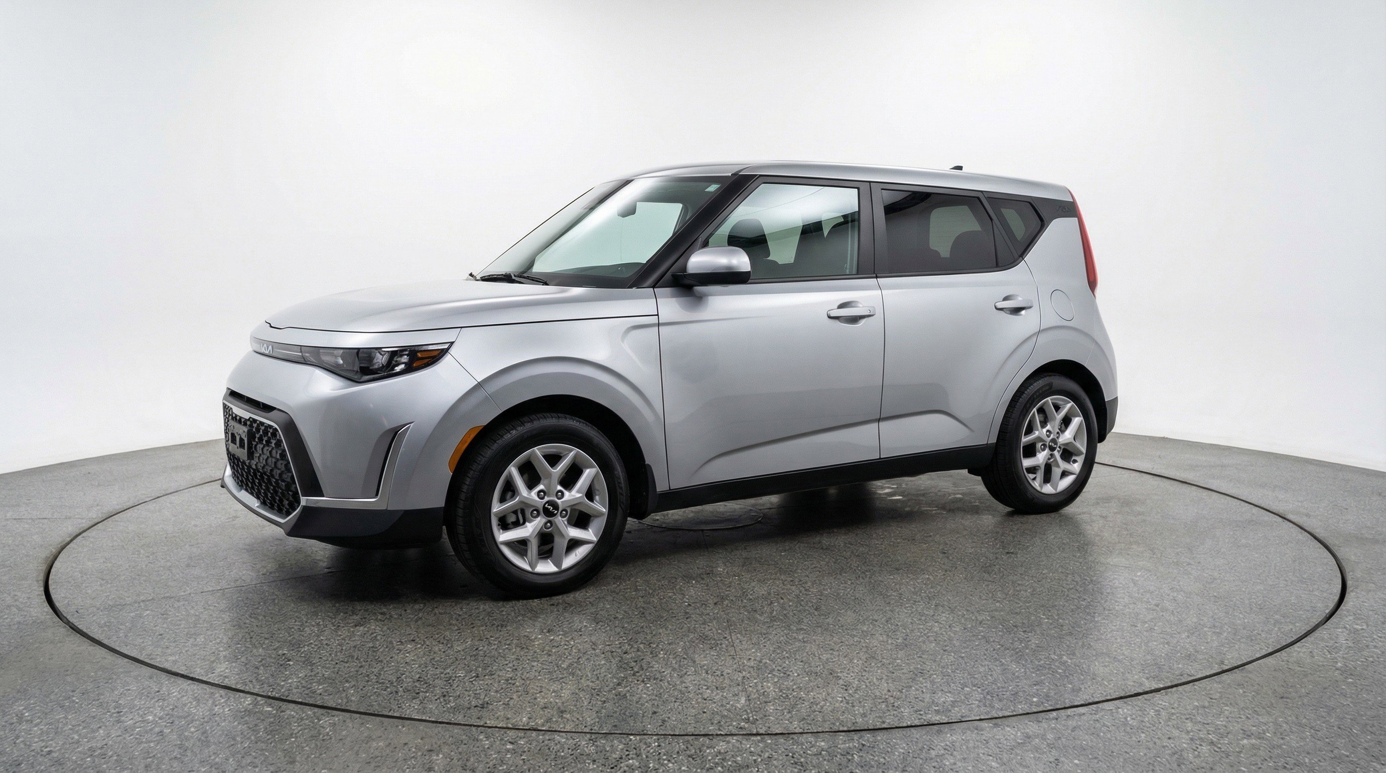 Used 2025 Kia Soul LX w/ LX Technology Package FWD image 3