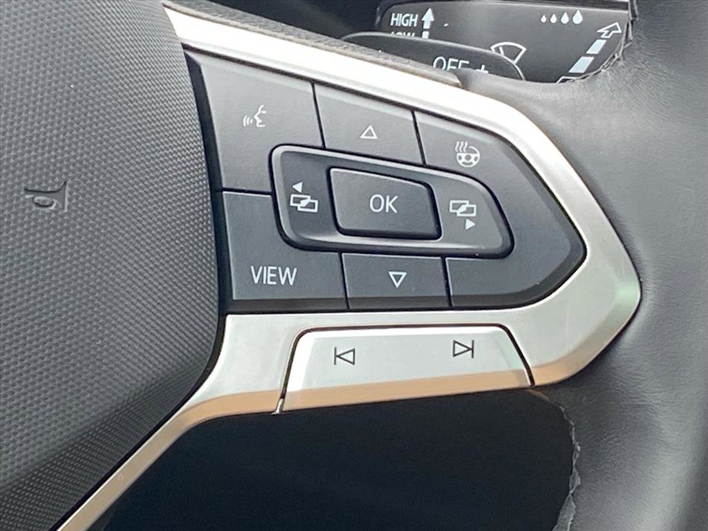 Used 2025 Volkswagen Atlas Cross Sport SEL R-Line image 6