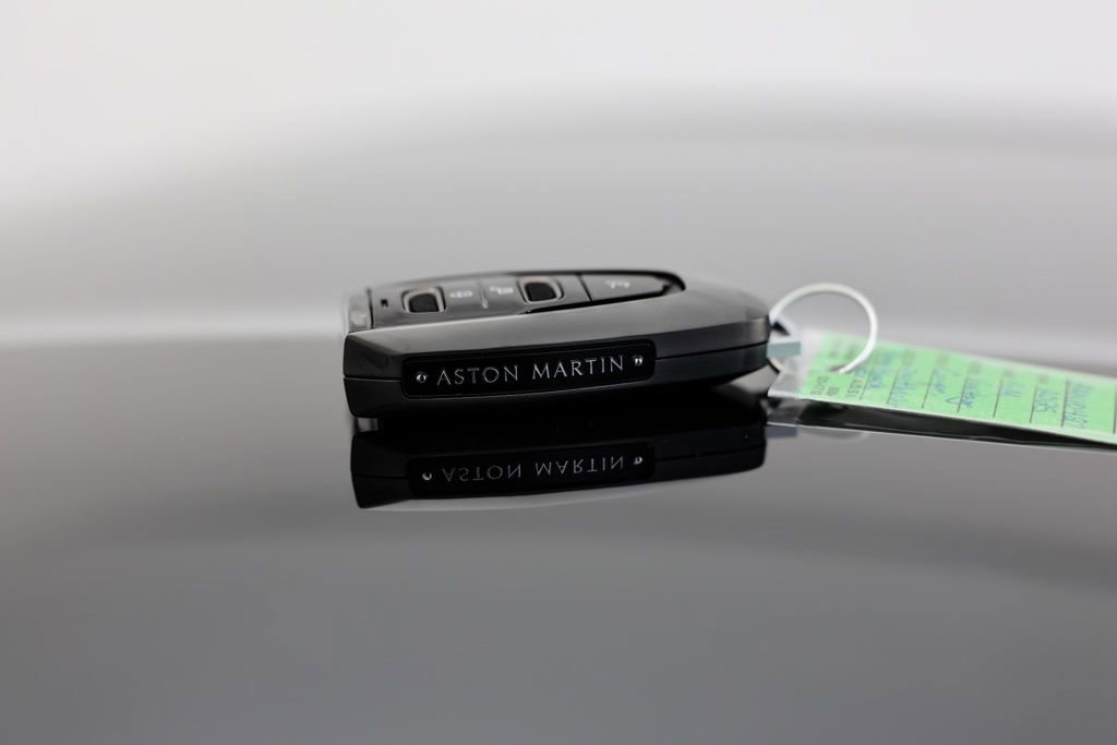 Used 2025 Aston Martin V8 Vantage Coupe image 37