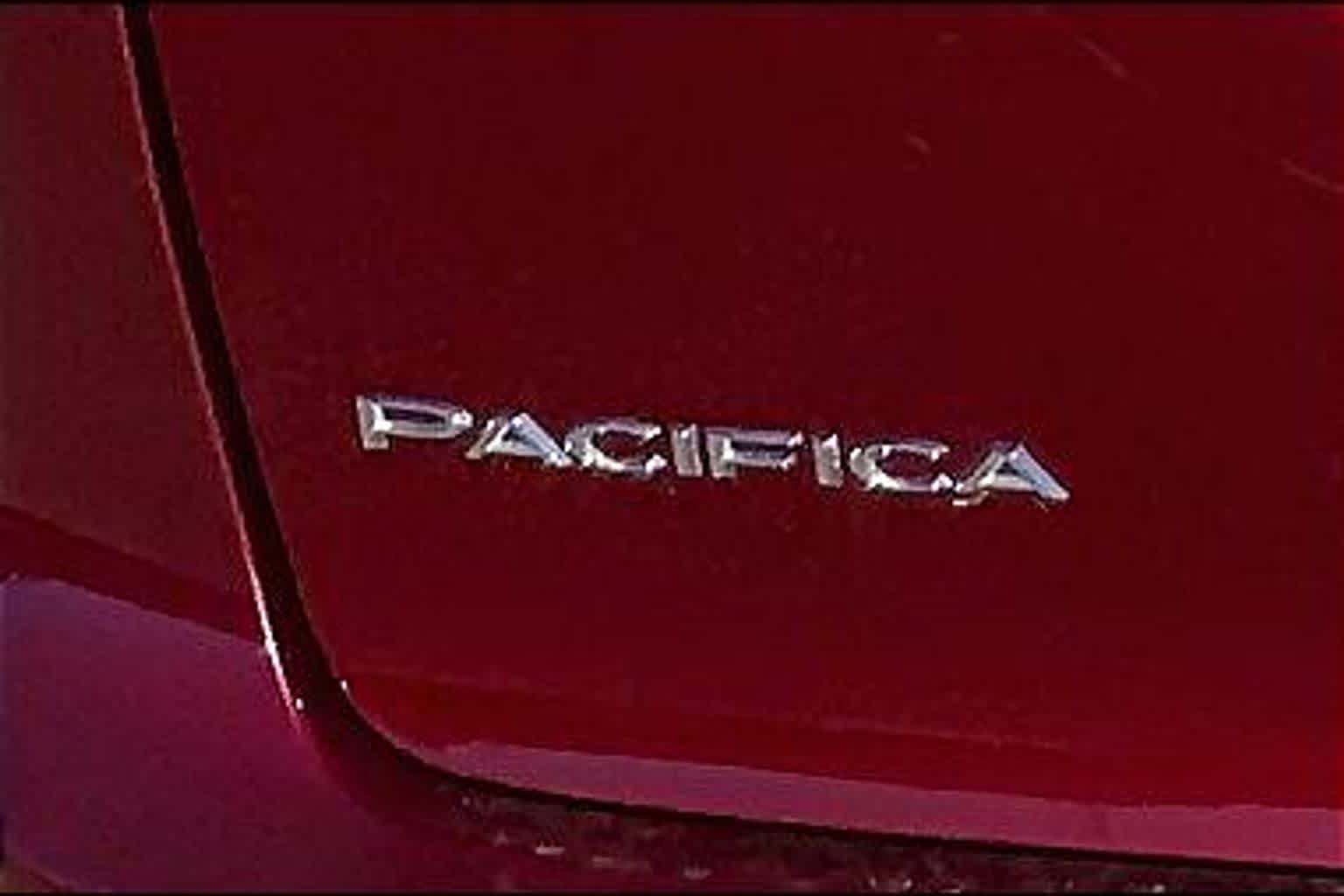 Used 2018 Chrysler Pacifica Touring Plus FWD image 31