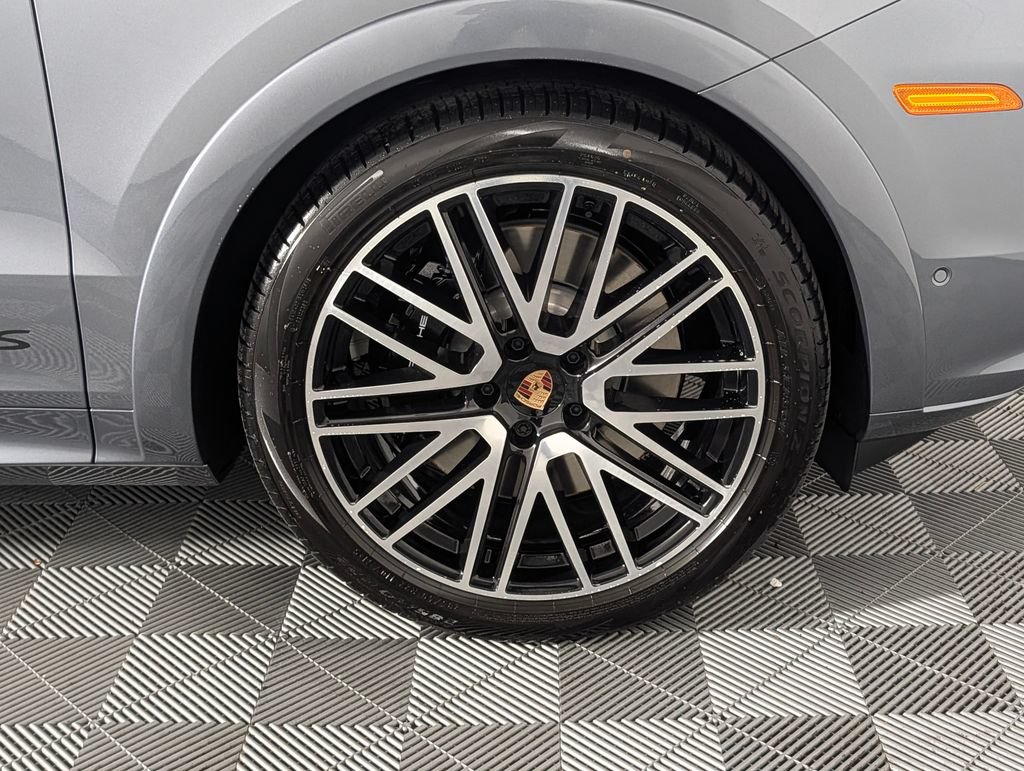 New 2026 Porsche Cayenne GTS AWD/4WD image 14