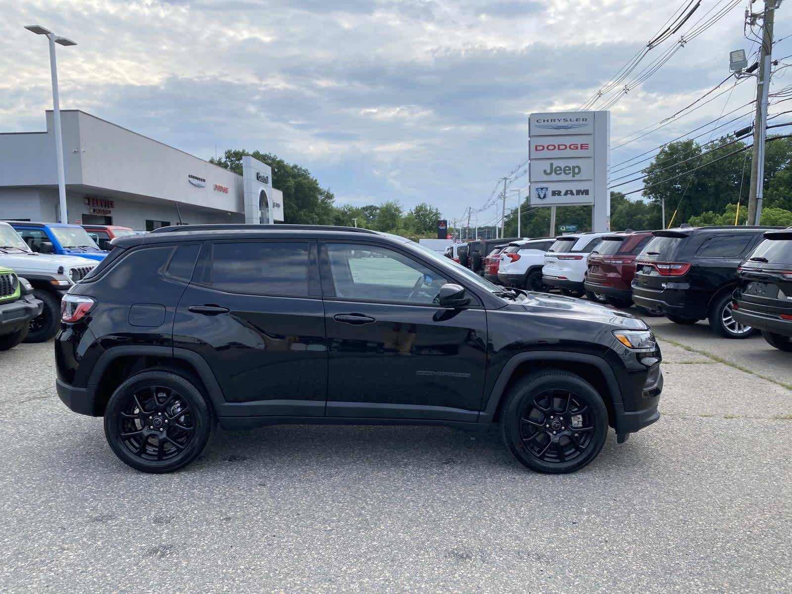 Used 2026 Jeep Compass Latitude AWD/4WD image 2