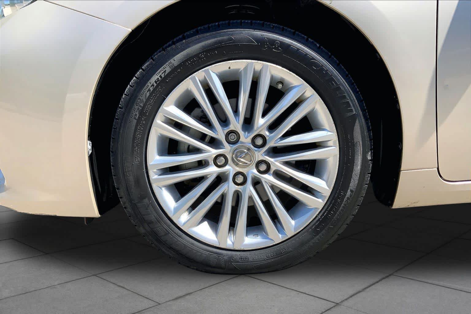 Used 2014 Lexus ES 350 w/ Luxury Package FWD image 11