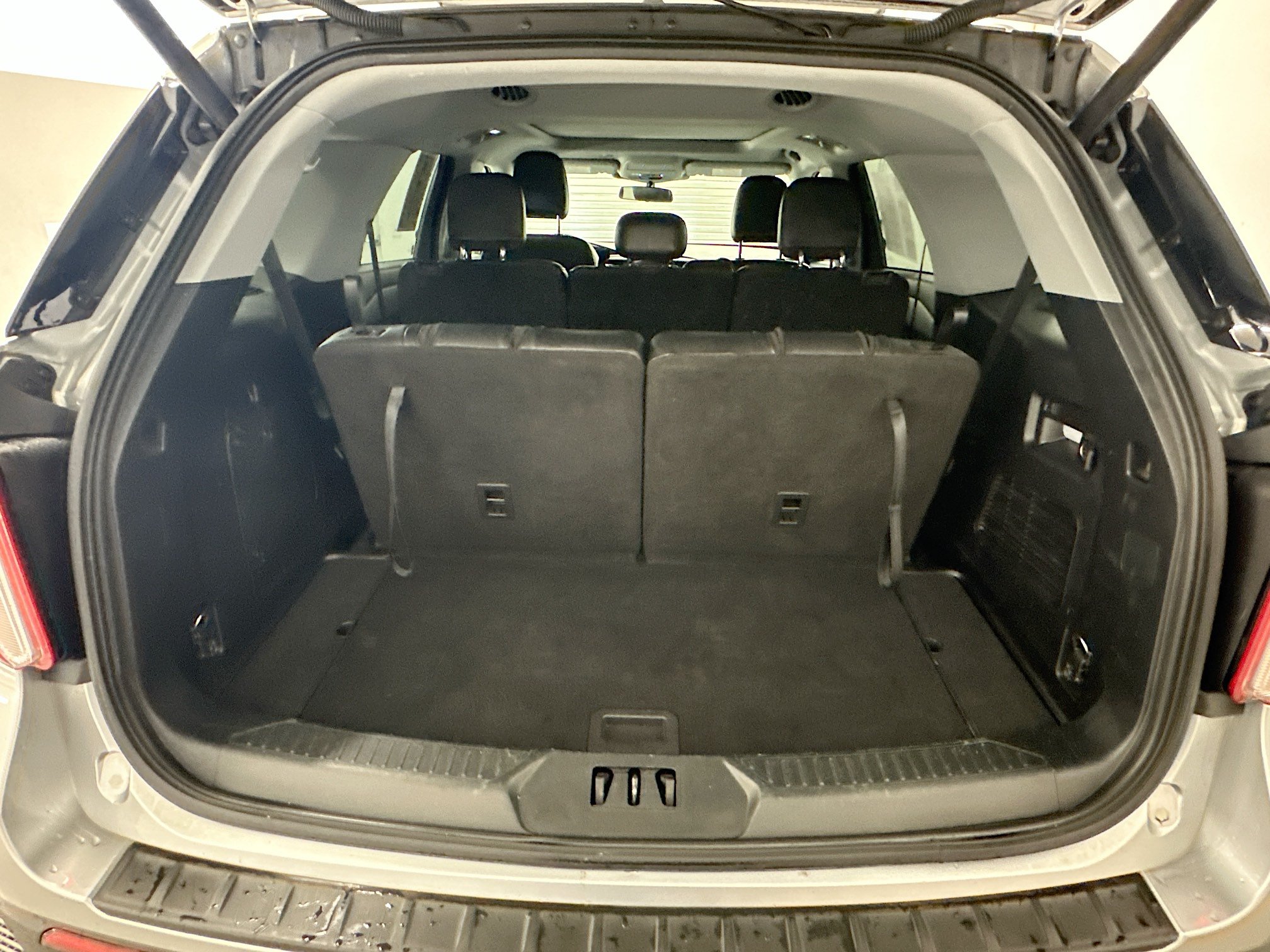 Used 2021 Ford Explorer XLT w/ Equipment Group 202A AWD/4WD image 32