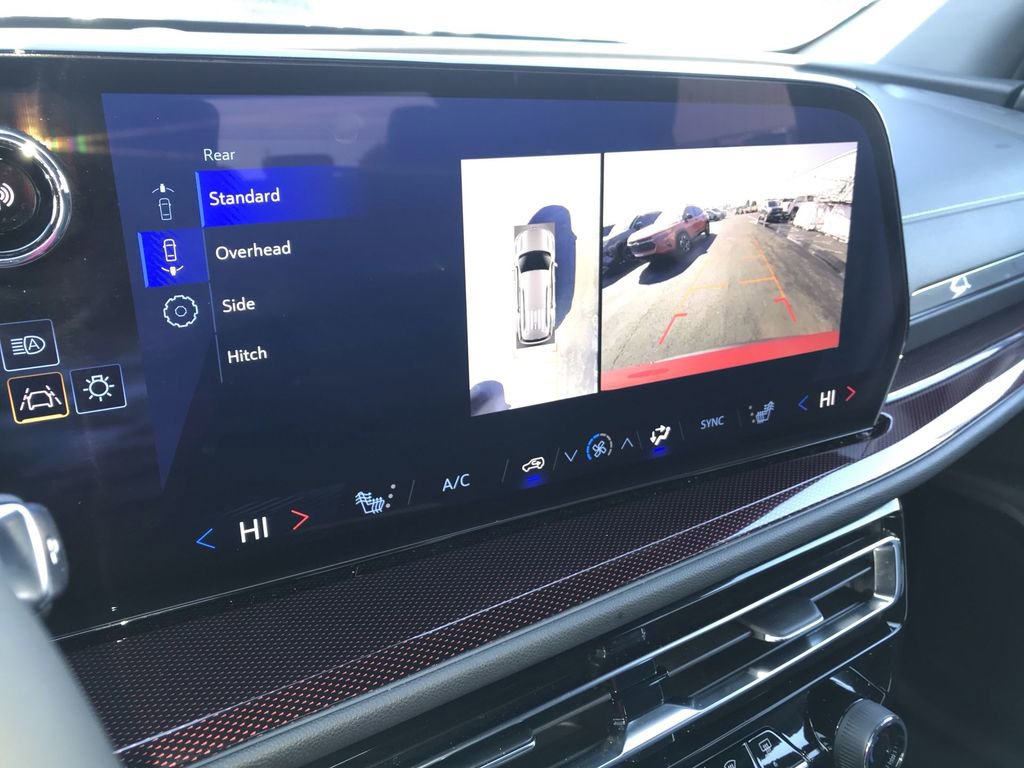 Used 2025 Chevrolet Traverse Z71 image 17