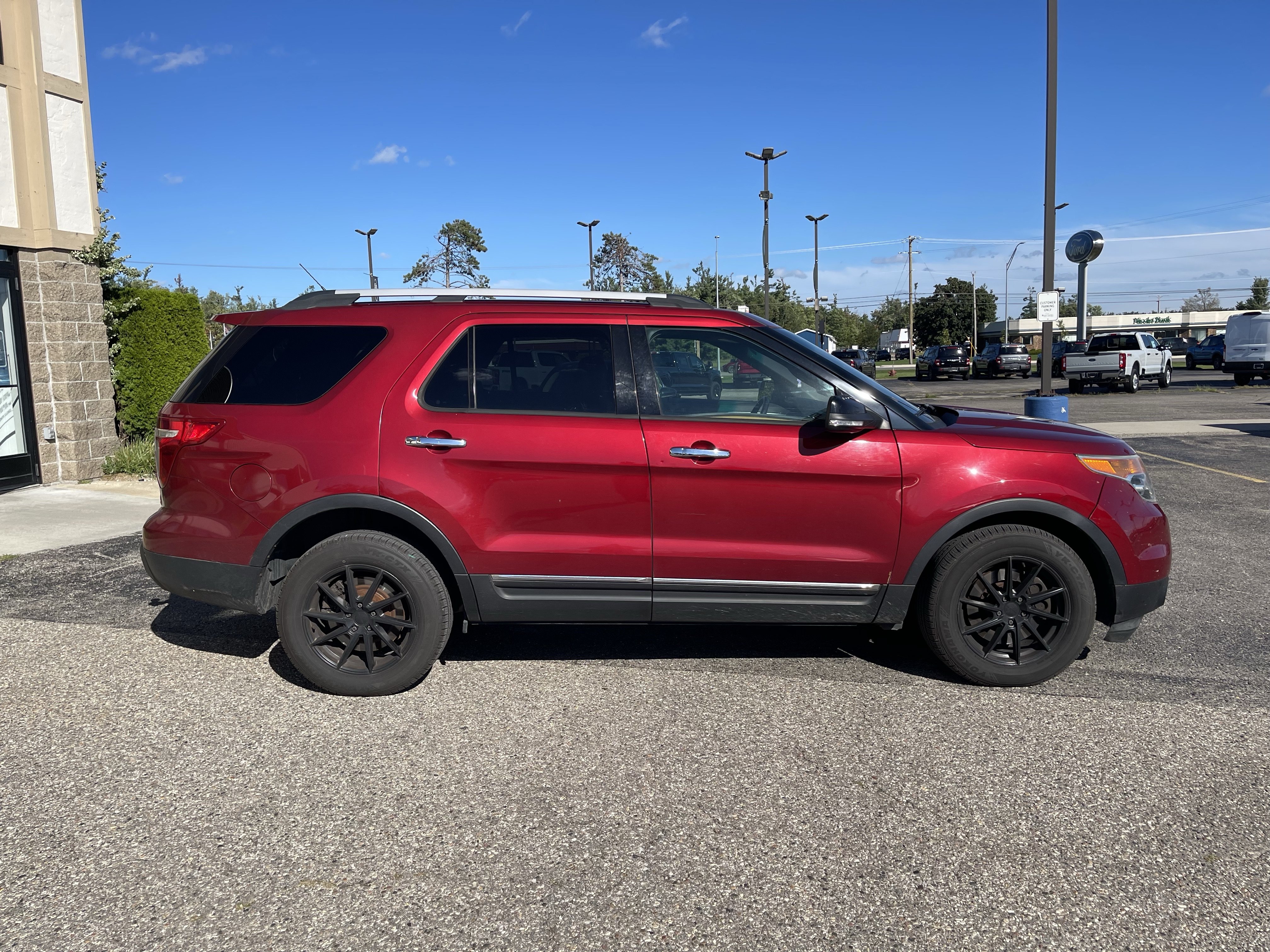 Used 2014 Ford Explorer XLT w/ Equipment Group 202A AWD/4WD image 3