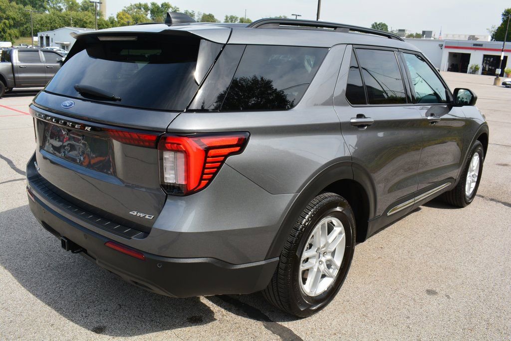 Used 2025 Ford Explorer Active image 5