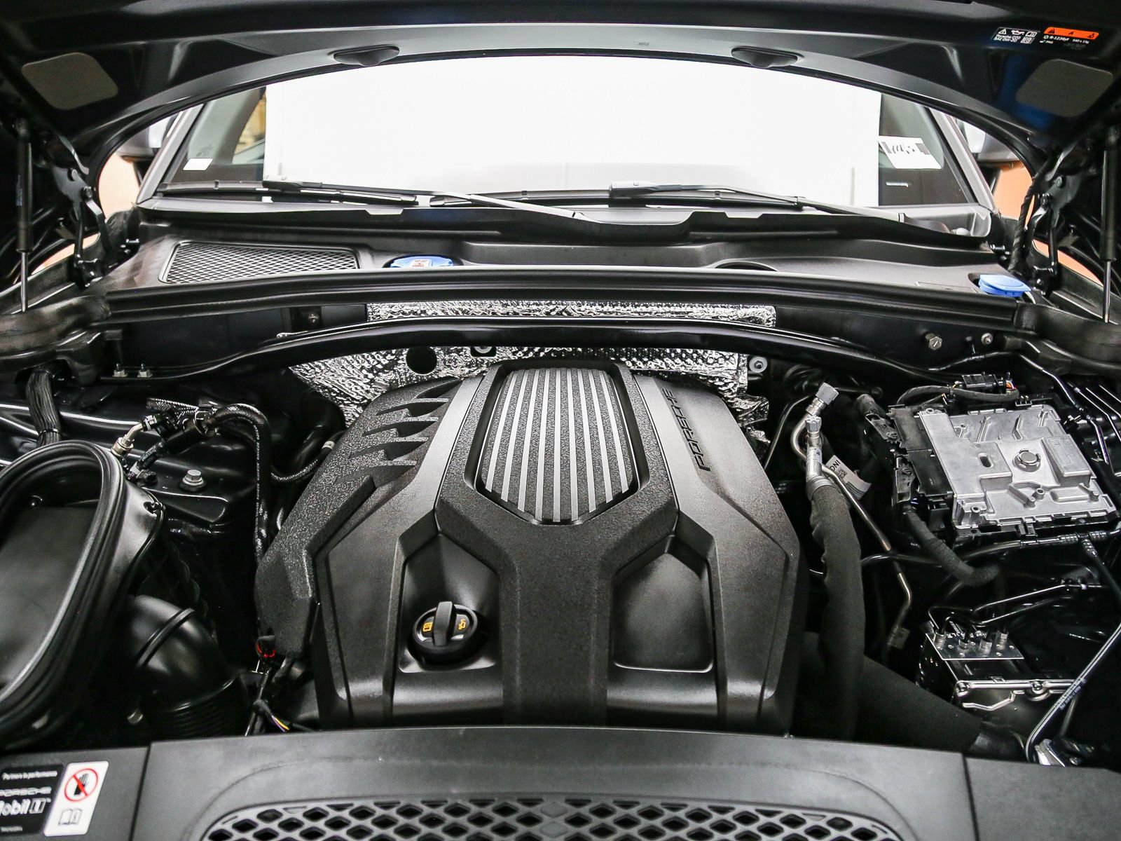Certified 2026 Porsche Macan AWD/4WD image 32