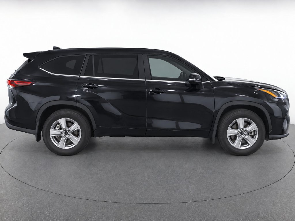 Used 2024 Toyota Highlander LE AWD/4WD image 10