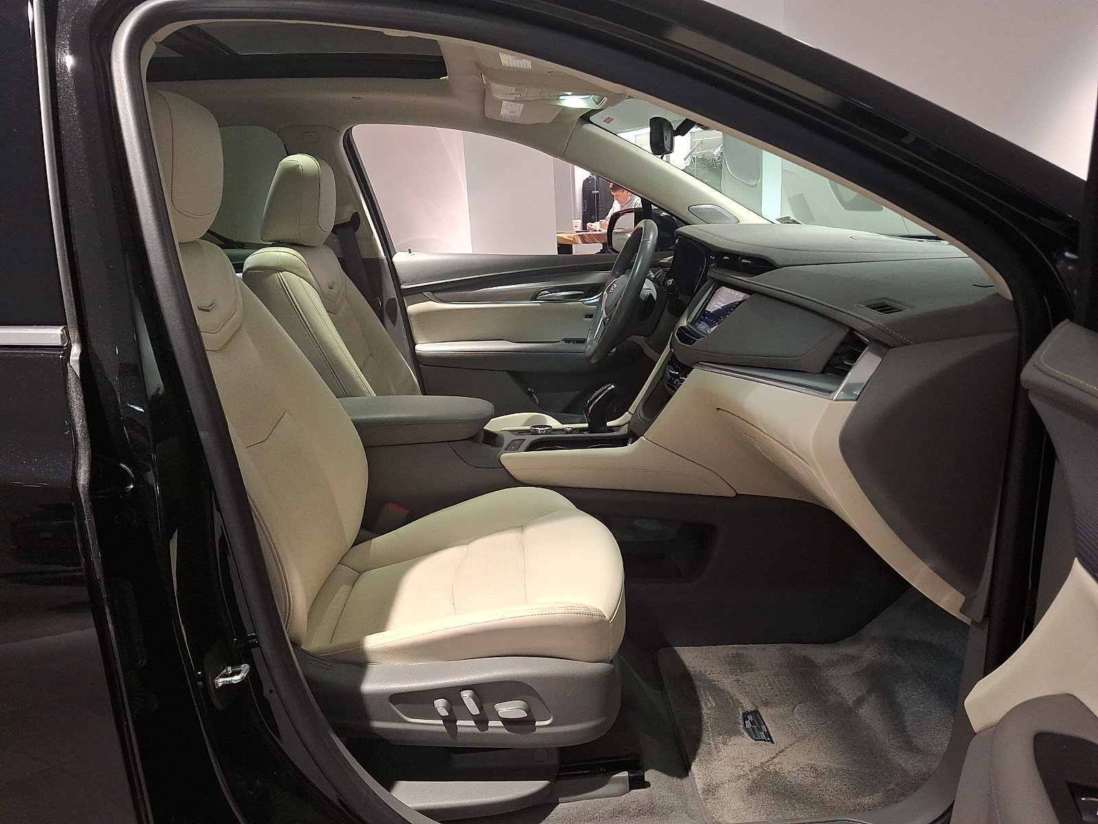 Certified 2023 Cadillac XT5 Premium Luxury w/ Technology Package AWD/4WD image 19
