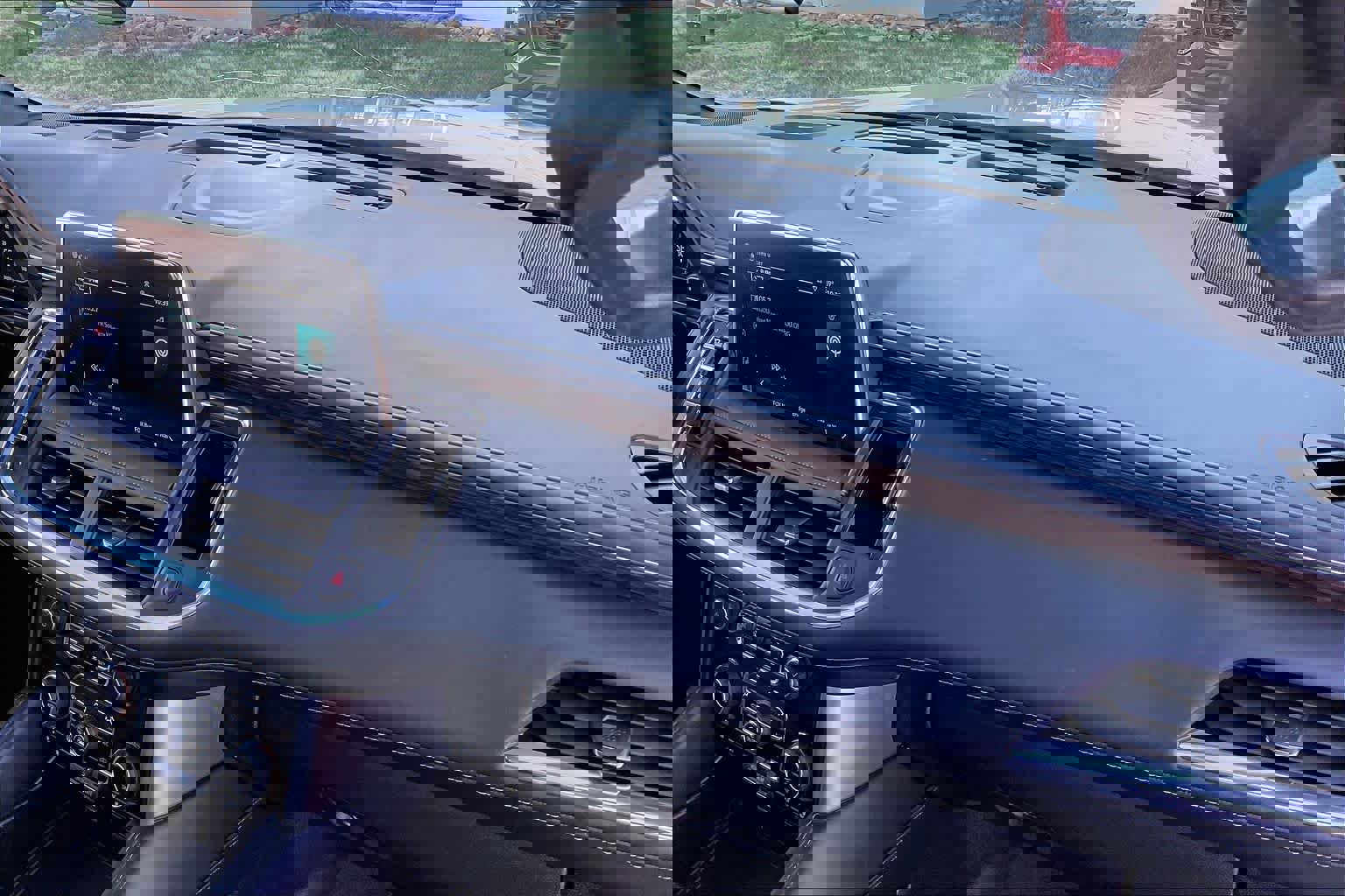 Used 2023 Chevrolet Suburban LT w/ Luxury Package image 17