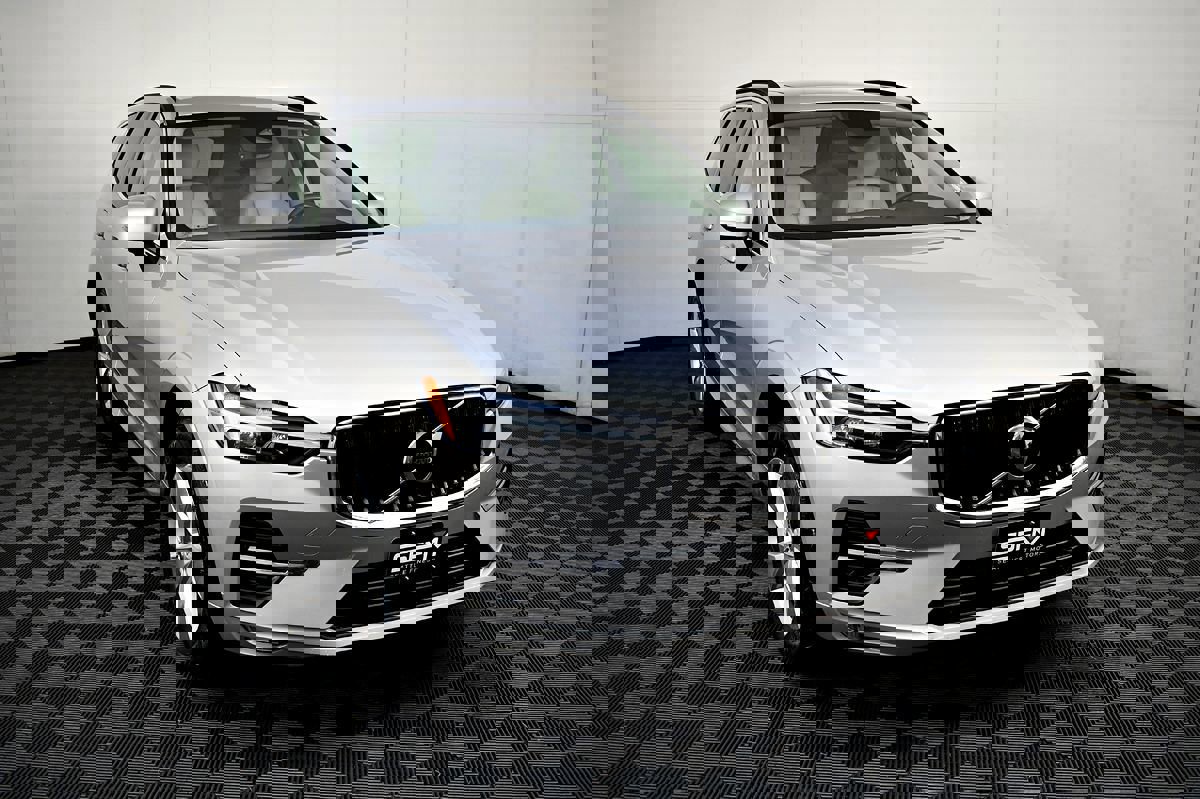 Used 2022 Volvo XC60 B5 Momentum image 4