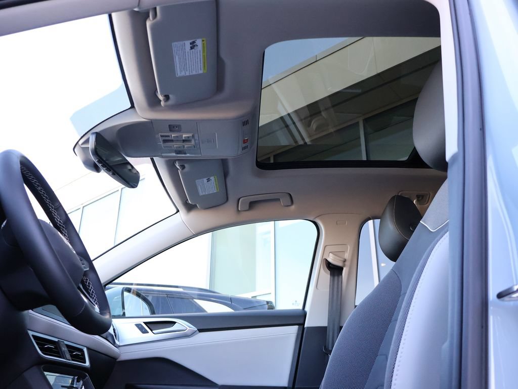New 2026 Volkswagen Taos SE FWD image 31